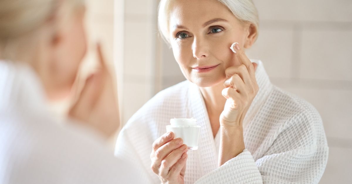 Cette crème anti-âge à l’acide hyaluronique repulpe la peau en 1 heure, la peau est comme rajeunie de 10 ans
