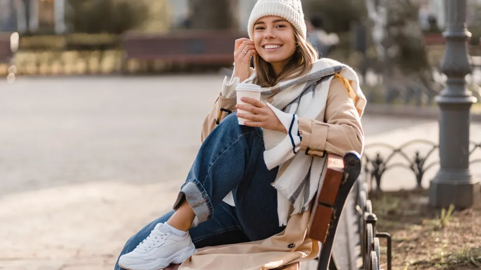 Esta es la nueva forma de ponerte la bufanda de la que todas hablan para ir elegante en invierno (y parecer más joven)