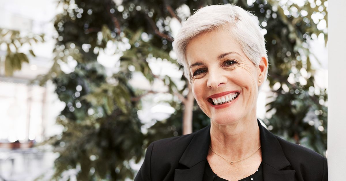 Coiffure cheveux blancs : voici les meilleures coupes courtes pour "rajeunir le visage de 10 ans" après 60 ans