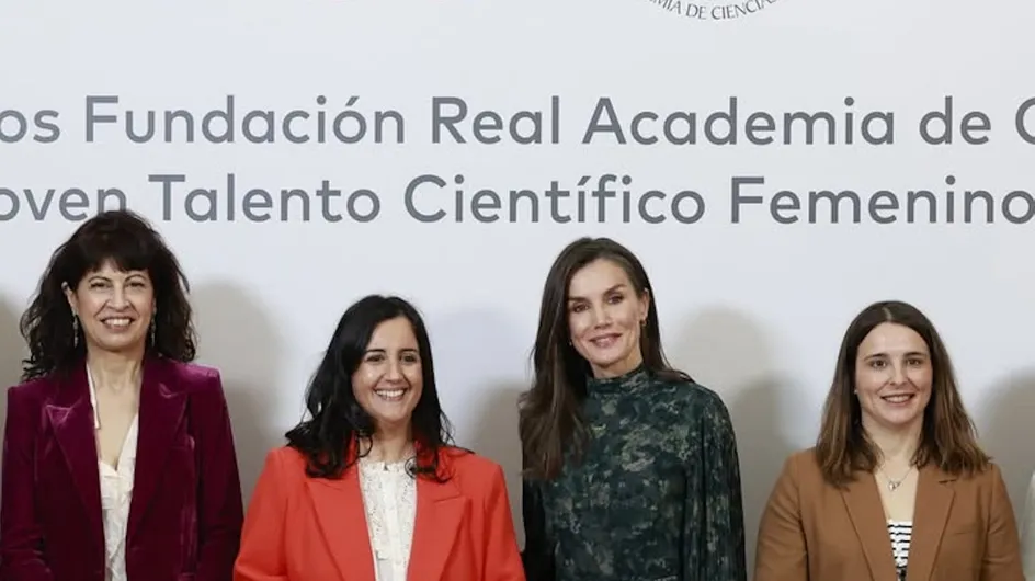 Letizia triunfa con el vestido boho de bajo asimétrico y falda de tablas midi que las más estilosas amarán este invierno