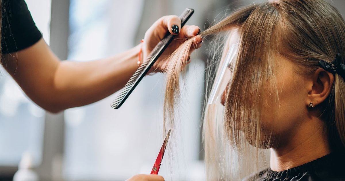 Cheveux après 50 ans : oubliez la frange rideau, la "letterbox bangs" est la tendance qui rajeunit le visage