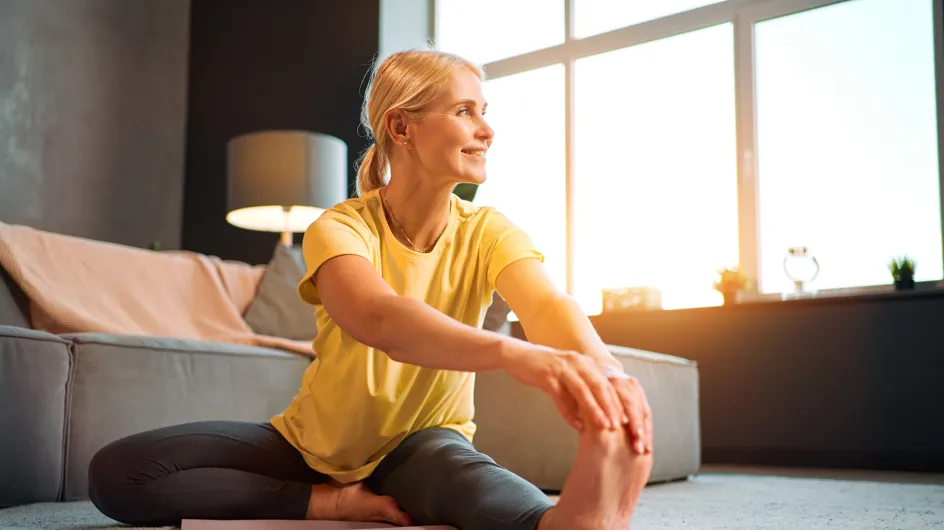 Este es el estiramiento que deberías realizar cada día para mantenerte joven y flexible, según un entrenador profesional