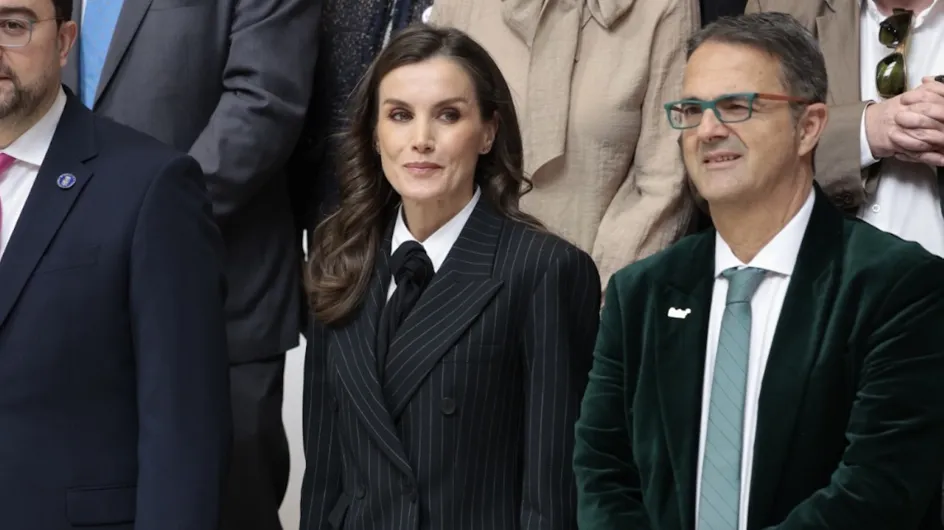 Letizia impacta con un traje masculino de raya diplomática y la tendencia lavallière en el Día de las Enfermedades Raras