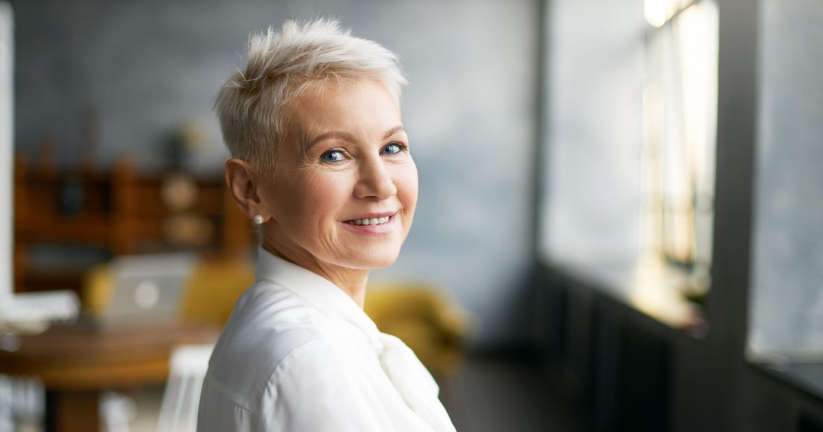 Cheveux gris : la “micro contour crop” est la coupe courte idéale pour