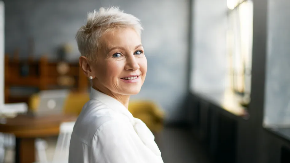 Cheveux gris : la “micro contour crop” est la coupe courte idéale pour