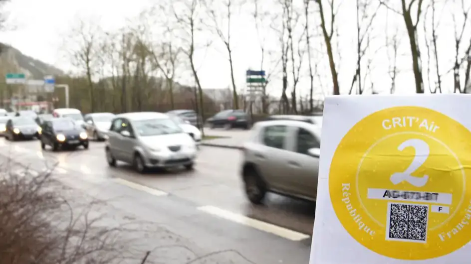 Voiture : la vignette crit'air obligatoire dans 42 villes en France en ...