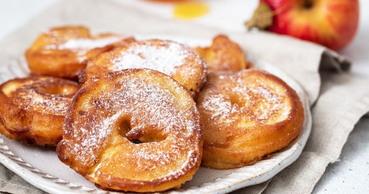 Oubliez la friteuse, cette recette de beignets aux pommes est idéale pour le goûter au mois de mars