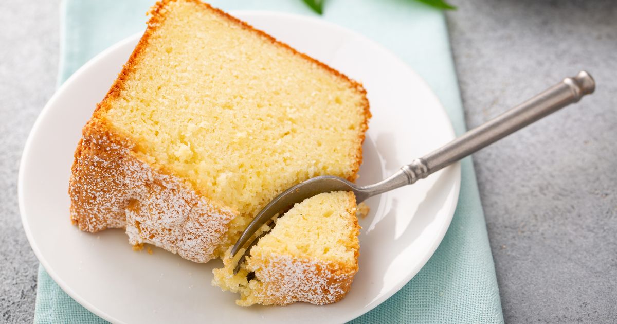 Cousin du gâteau au yaourt, ce gâteau à la crème fraîche est 2 fois plus moelleux et gourmand !