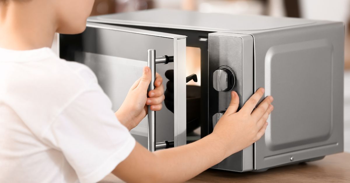 Une fillette passe 3 jours dans le coma après un accident de micro-ondes, les parents alertent face à cette erreur