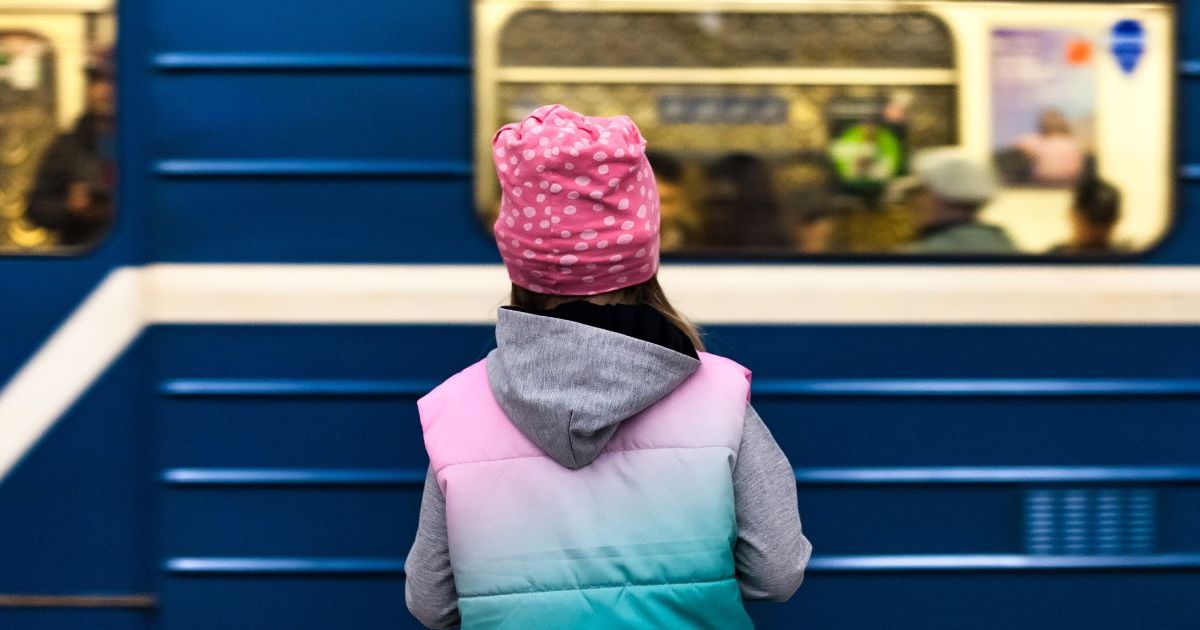 Une fillette de 6 ans amputée de la jambe après un terrible accident de train : "Les portes se sont refermées sur moi"