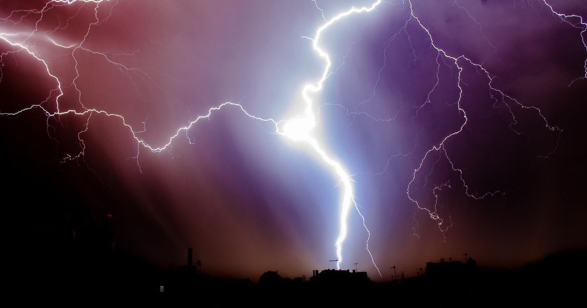 Orages, vents violents : voici les 71 départements placés en vigilance pour ce week-end qui s'annonce électrique