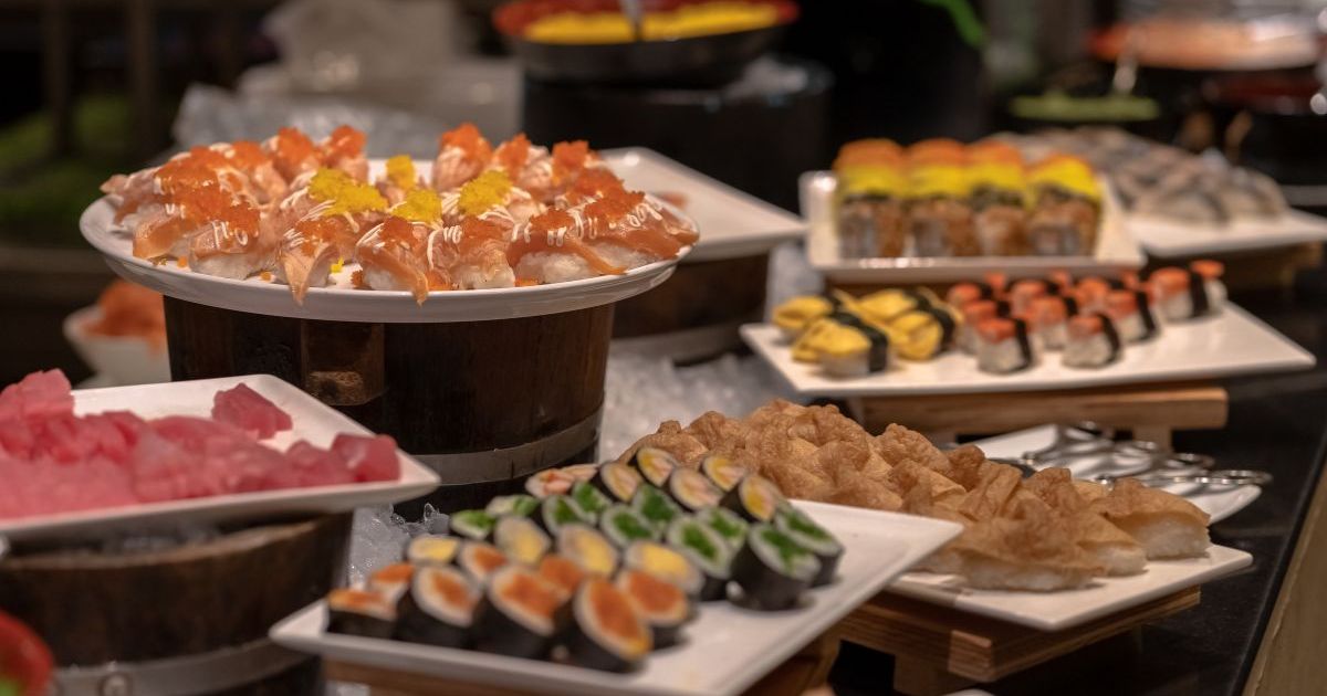 Ce méga buffet à volonté propose "43 buffets, des sushis, de la cuisine chinoise, indienne" et voici où il se trouve