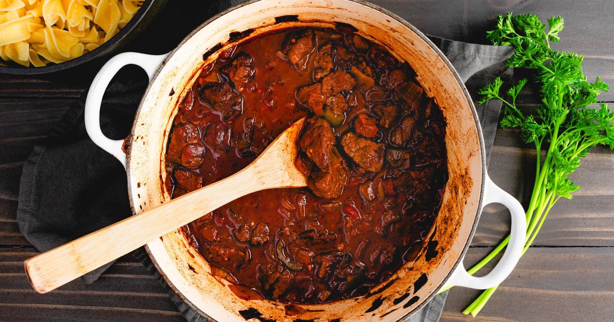 Arrêtez de frotter, cette célèbre marque experte dévoile la meilleure façon de nettoyer votre cocotte sans effort !