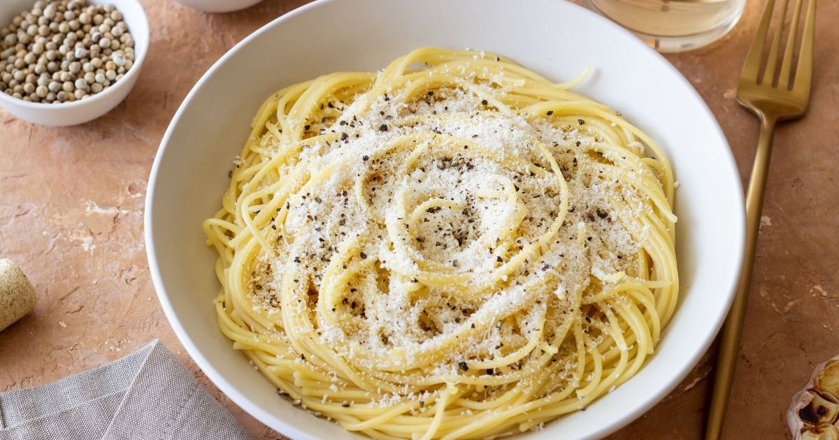Ce plat de pâtes est l'un des favoris des Italiens : il se prépare en 5 minutes avec 2 ingrédients et c'est un régal