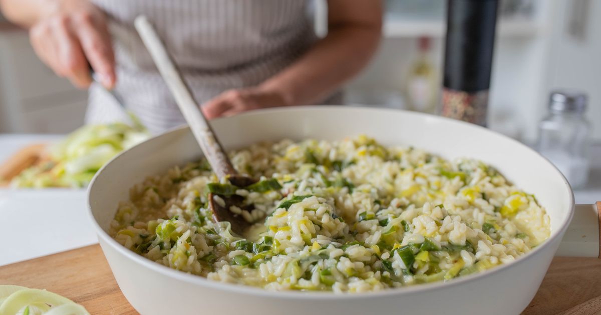 Oubliez la purée, ce risotto aux légumes du printemps est l'accompagnement parfait pour le gigot d'agneau