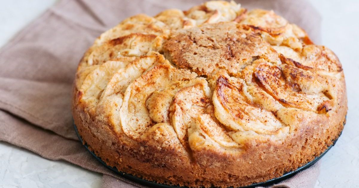 “Simple comme bonjour et délicieux” : Julie Andrieu a sa recette favorite de gâteau aux pommes pour le goûter