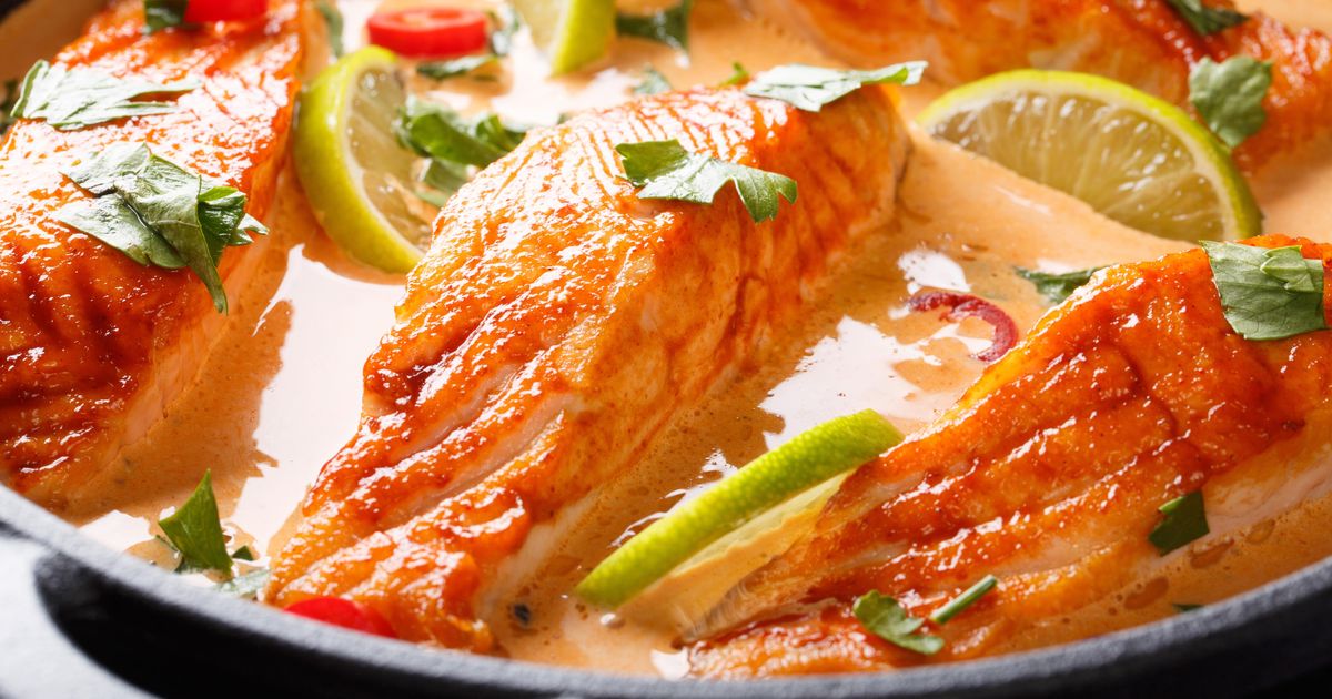 « Je la fais au moins une fois par semaine » : cette recette de saumon au curry est la plus populaire de Marmiton