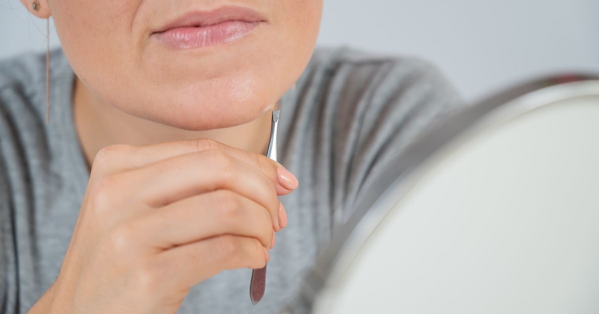 Poils au menton : fini le laser, cette méthode d’épilation définitive est plus efficace pour épiler le duvet du visage