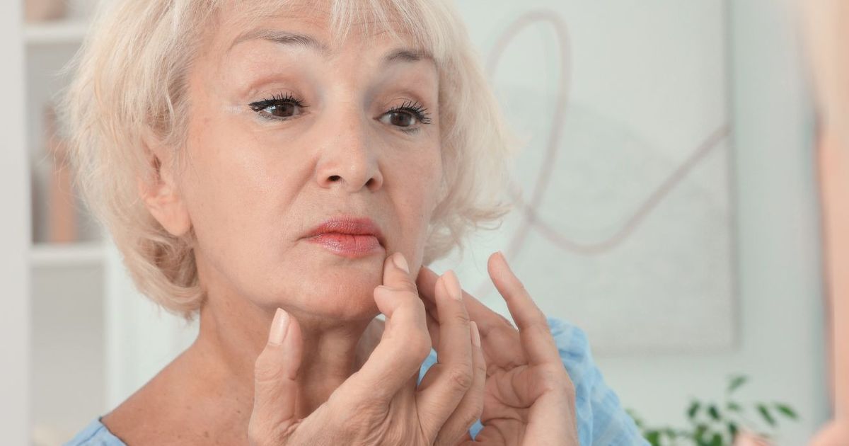 Poils au menton : "Je suis dermatologue et voici ce que les femmes ne doivent surtout pas faire pour s’en débarrasser"