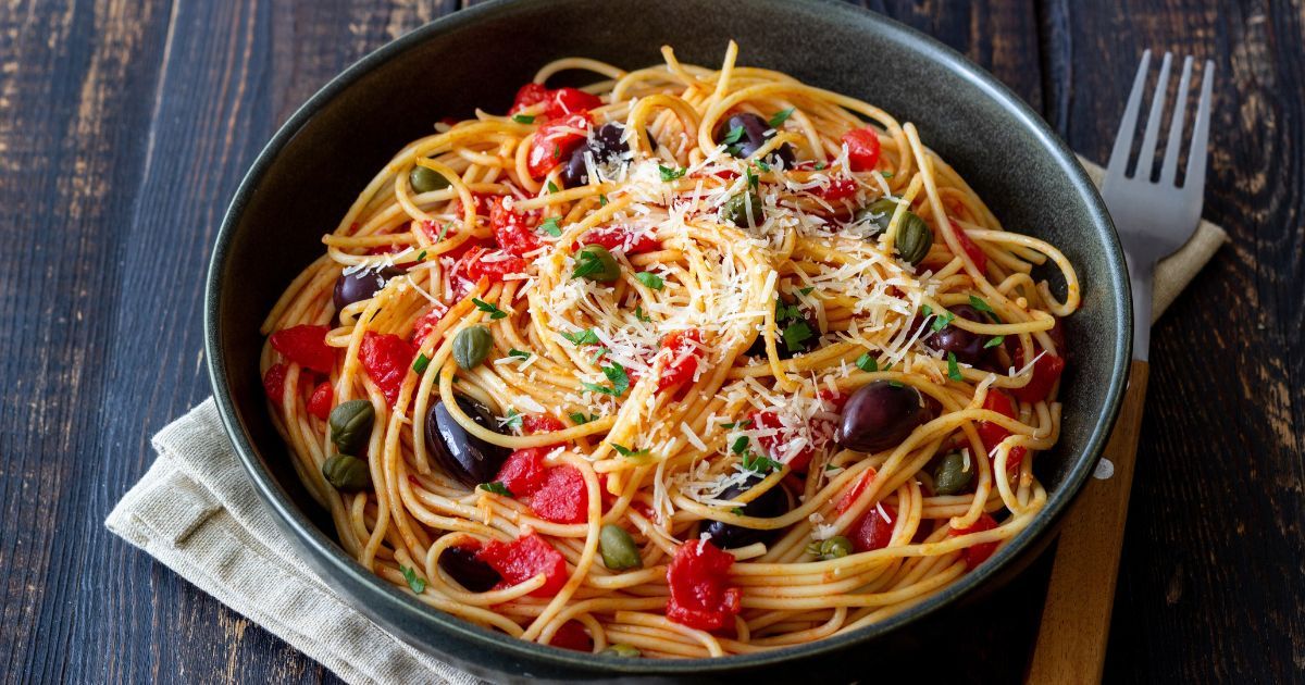 Ce plat de pâtes est l'un des favoris des Italiens : il se prépare avec les fonds de placards et c'est un délice