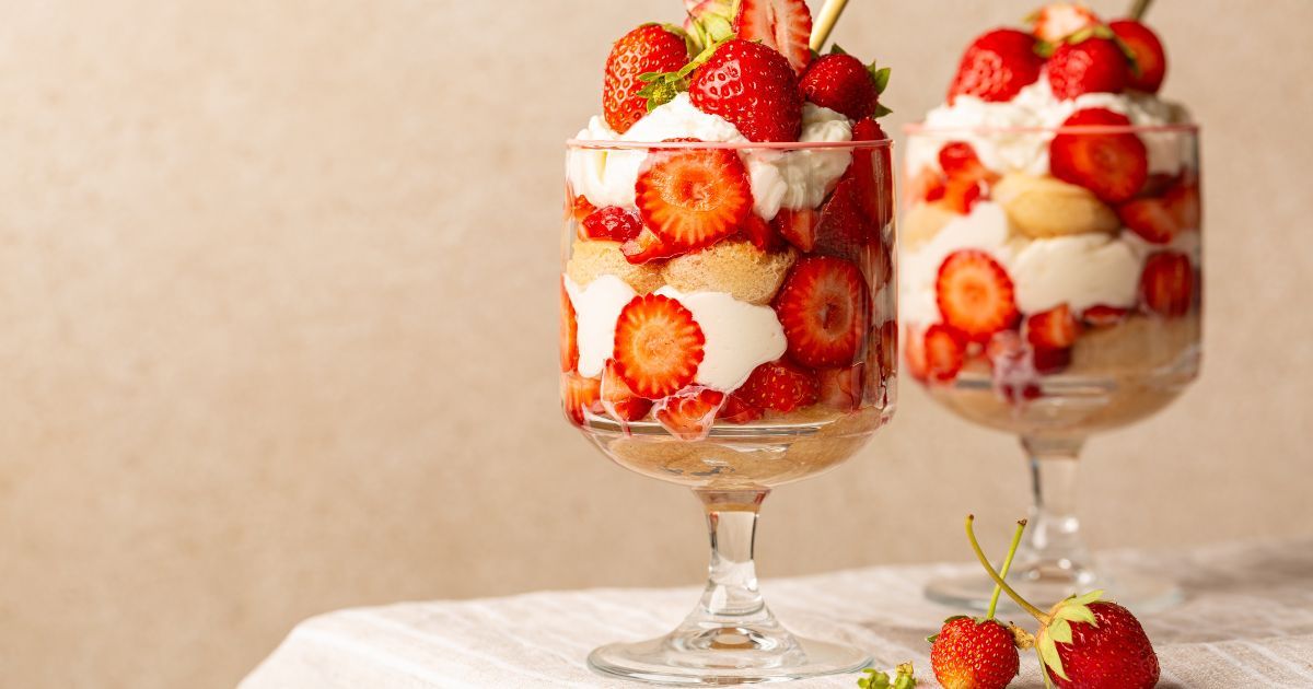Dites adieu au mascarpone, ce tiramisu aux fraises se prépare avec un ingrédient bien plus léger