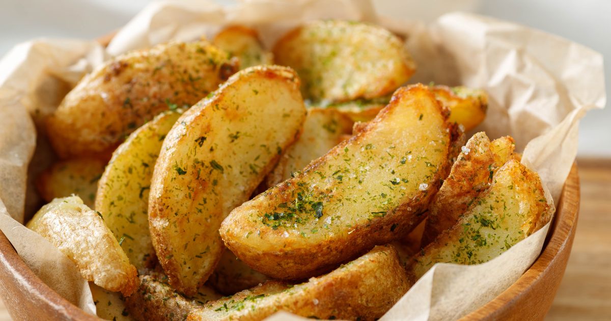 Vous n'avez jamais pensé à ajouter cet ingrédient du placard dans vos pommes de terre pour qu'elles croustillent