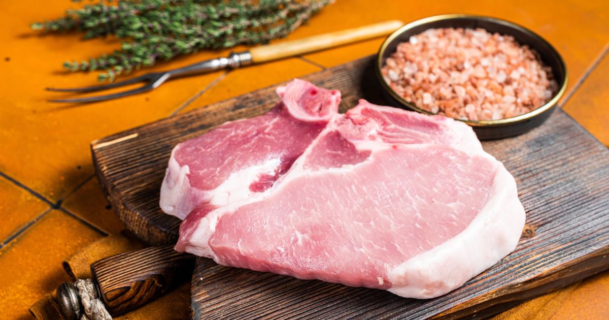 Ce boucher livre ses secrets pour cuire une côte de porc au barbecue à la perfection