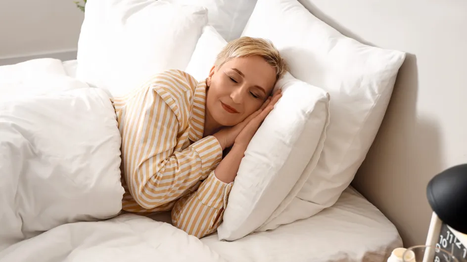 Arrugas del sueño: las 5 mejores posturas para dormir que te ayudan a evitarlas desde hoy