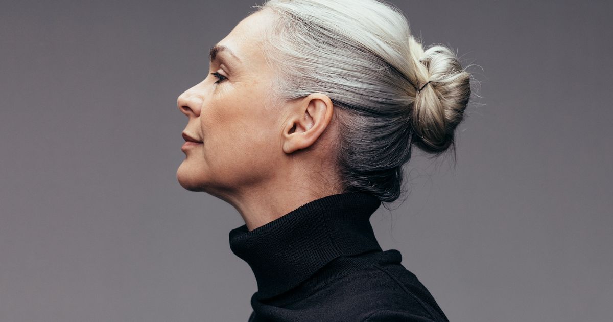 Coiffure après 60 ans : fini les chignons mémérisants, le “french twist” est la meilleure façon d’attacher ses cheveux