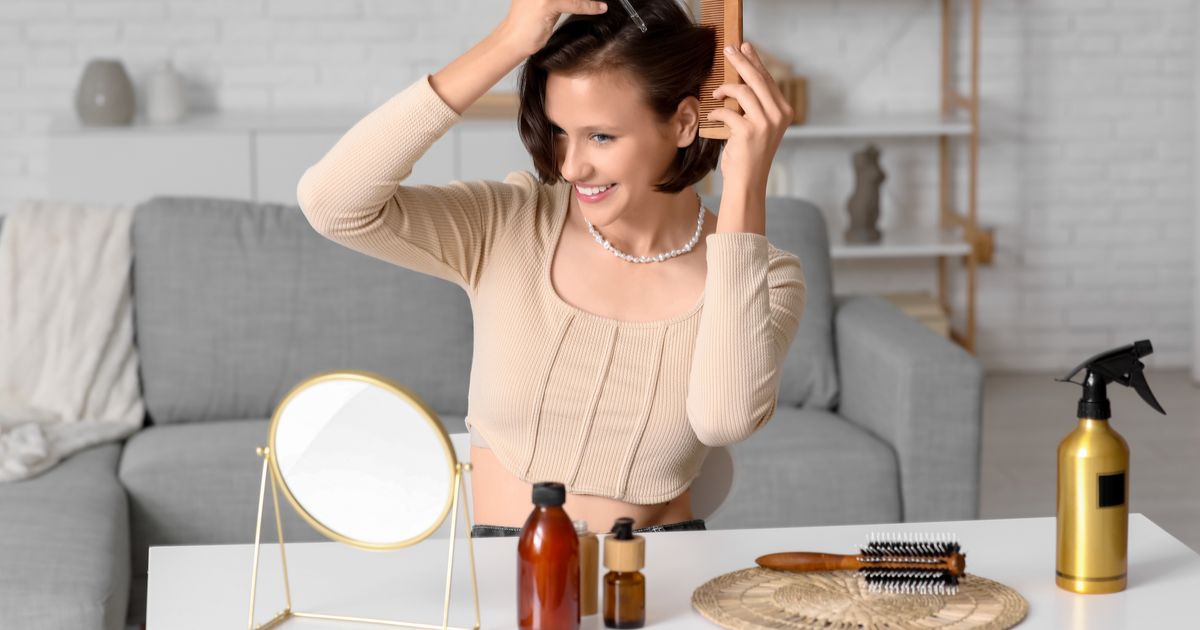 Coupe courte après 50 ans : voici la coiffure rajeunissante n°1 à adopter pour attacher votre carré cet été