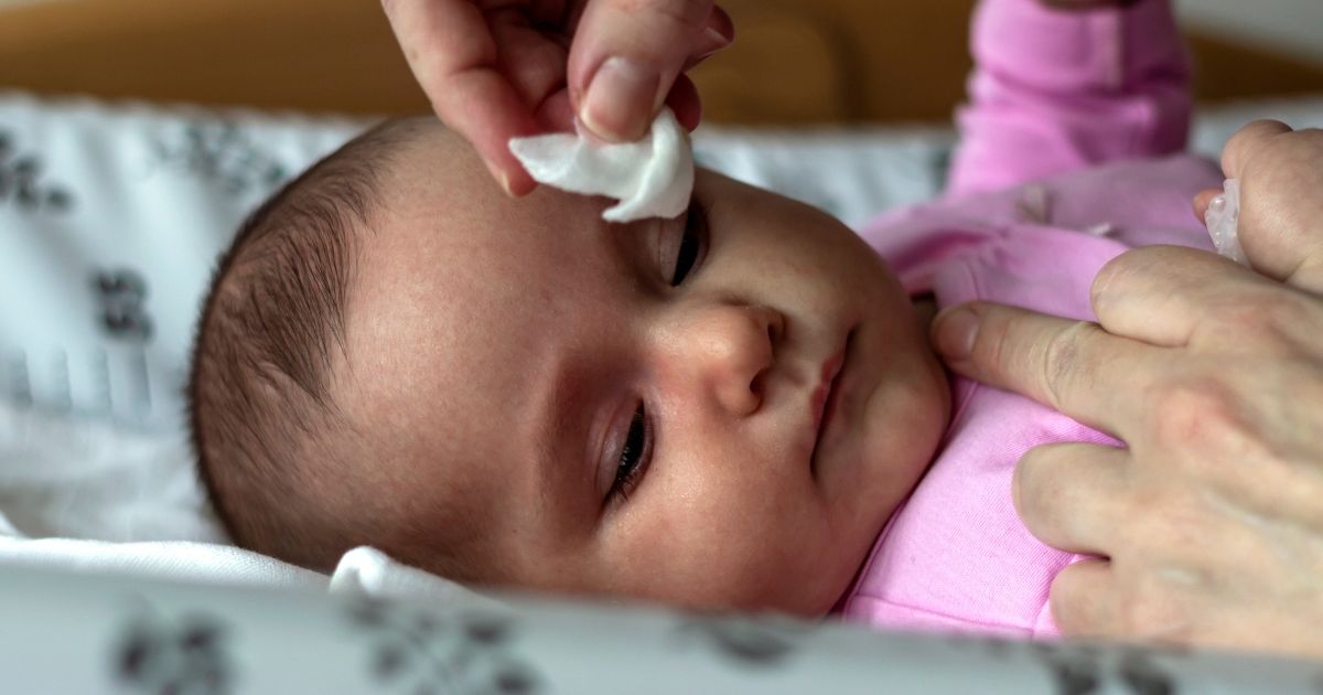 Du sérum physiologique utilisé pour les bébés de 5 marques différentes sont rappelés : ils sont contaminés à l'alcool
