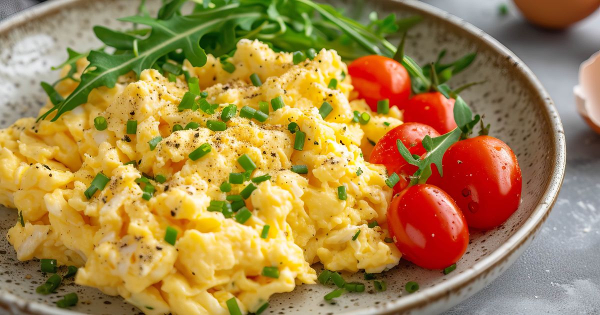 Vous n'allez plus jamais avoir faim avant le repas du midi grâce à cette recette d'œufs brouillés à la grecque