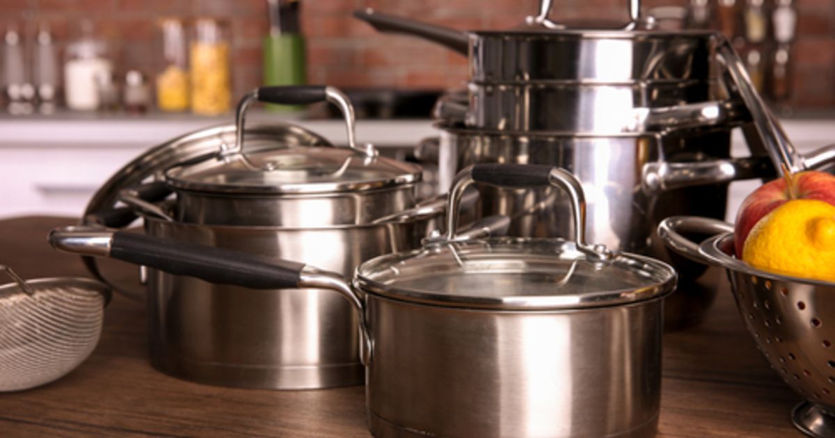 "Une pâte magique" : l'astuce ultime pour rendre vos casseroles en inox comme neuves