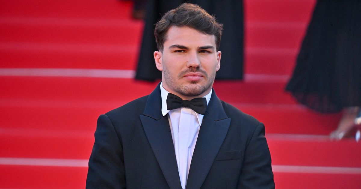 Antoine Dupont monte les marches à Cannes… sans Iris Mittenaere (mais elle n’est pas très loin)