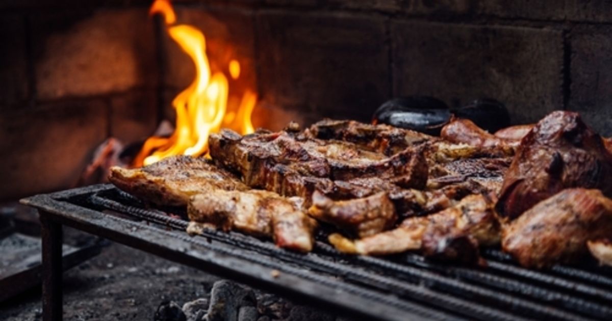 Ce célèbre boucher le sait bien, ces morceaux de viande sont les meilleurs pour un barbecue à petits prix