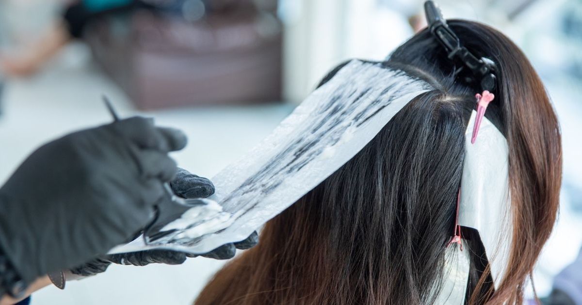 Cheveux colorés : voici la "pire erreur" à faire après un rendez-vous chez le coiffeur (elle peut ruiner votre couleur)