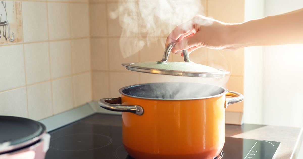 Cette méthode pour faire bouillir de l'eau consomme bien plus que l'autre (et vous l'utilisez sûrement)