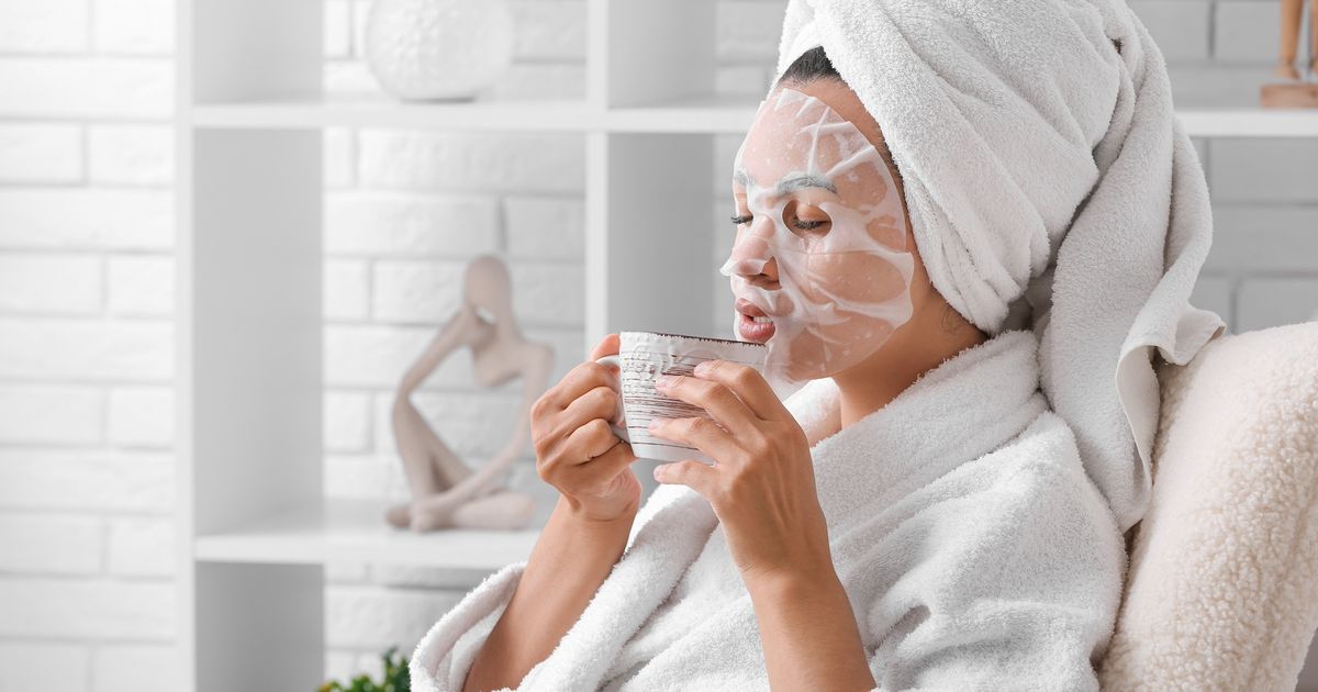Ce masque pour le visage à l’acide hyaluronique hydrate et repulpe la peau pendant 8 heures (en seulement 10 minutes)