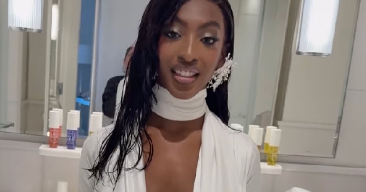 Cannes 2025 : Ebony (Star Academy) ose le décolleté XXL plongeant pour monter les marches, elle est sublime