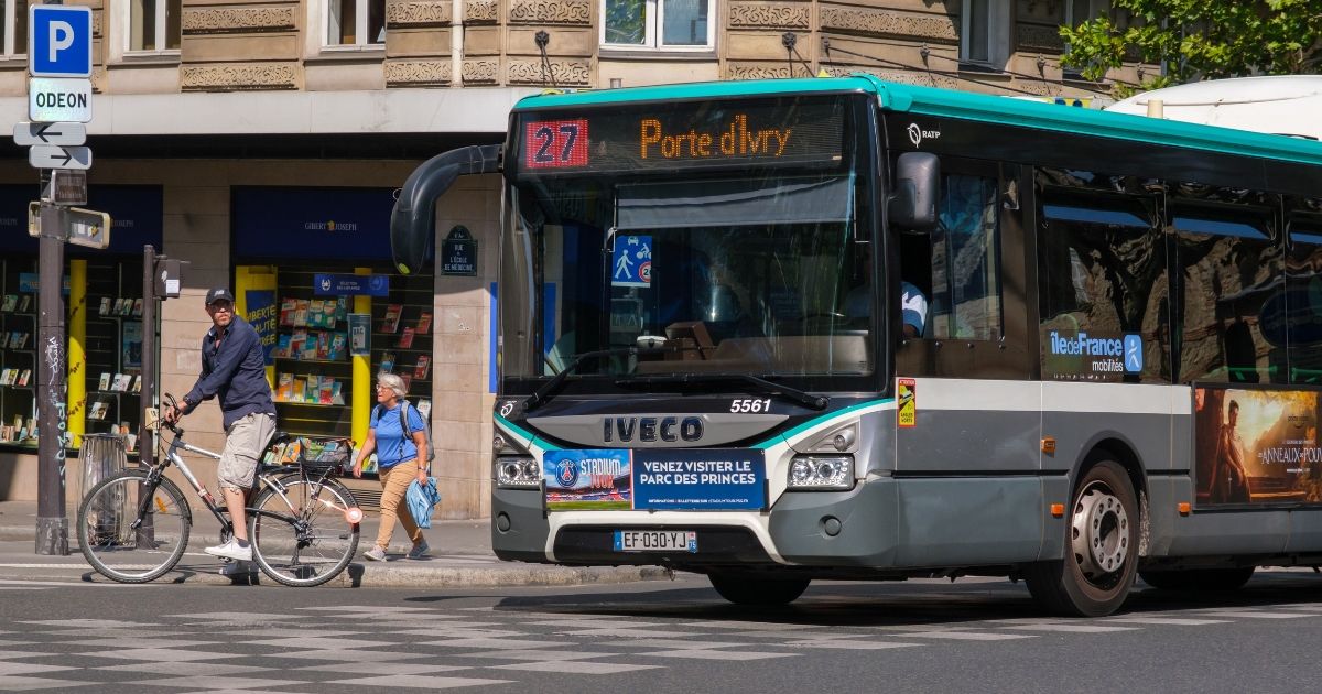"On est revenu 40 ans en arrière", ce chauffeur de bus refuse de faire monter une femme car il juge sa jupe trop courte