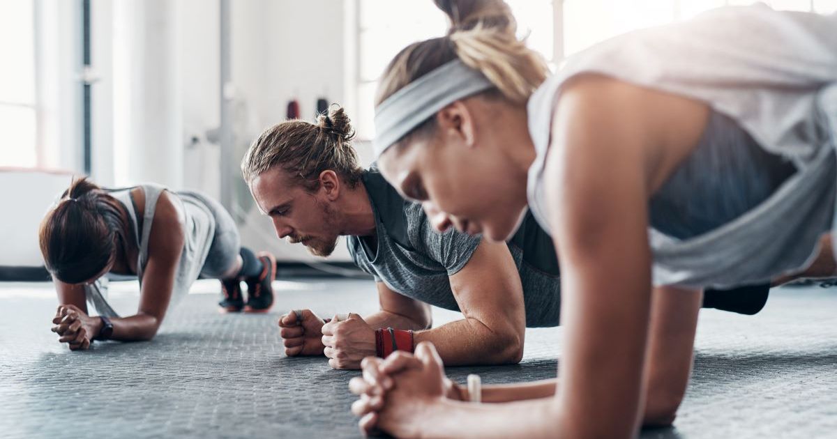 Oubliez la planche : ces 3 mouvements vont transformer vos abdominaux selon une coach (10 minutes par jour suffisent)