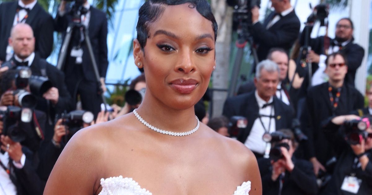 À Cannes, Angélique Angarni-Filopon, Miss France 2025 porte une robe qu'elle a elle-même imaginée sur les marches
