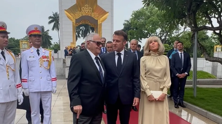Emmanuel Macron responde al gesto viral de Brigitte en su llegada a Hanói: “Solo estábamos bromeando”
