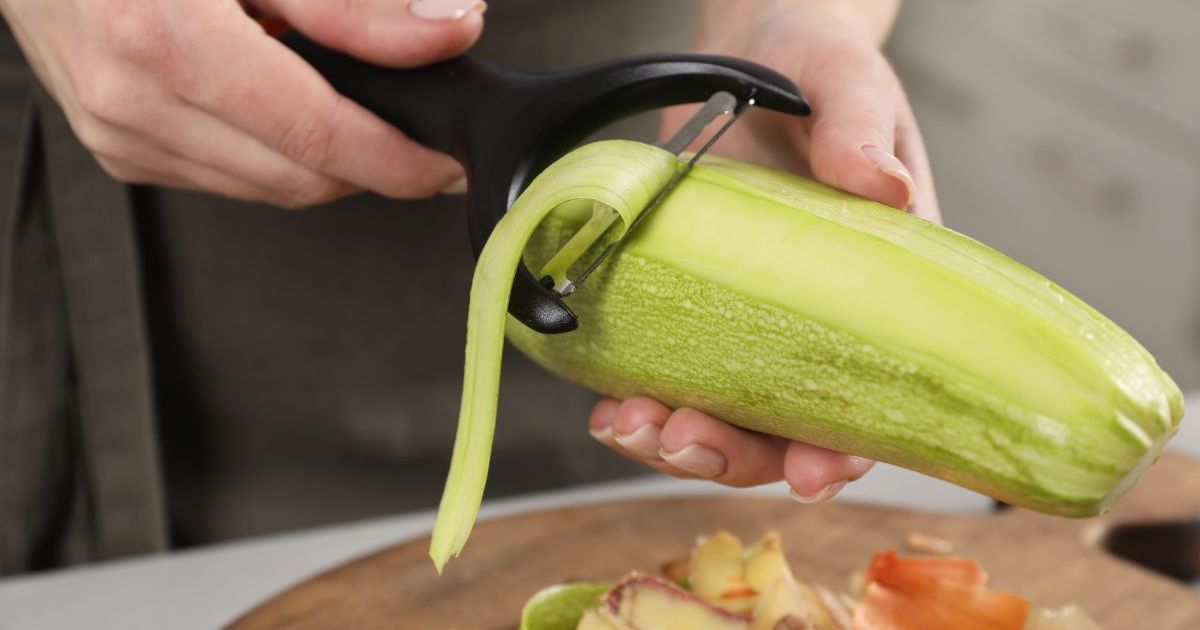Ne jetez plus les épluchures de vos courgettes : elles sont une vraie mine d’or !
