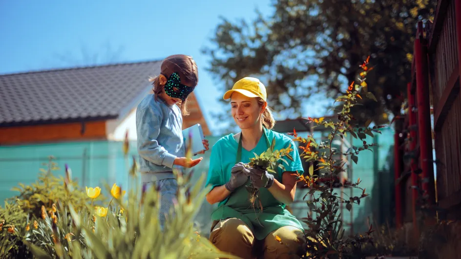 El truco fácil de la abuela para eliminar las malas hierbas del jardín con 3 productos que tienes en la cocina