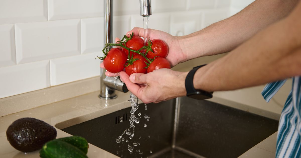 Voici pourquoi vous devriez en fait laver 2 fois vos légumes avant de les manger