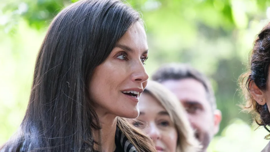 Letizia sorprende en Burela con una blusa boho de rayas azul y blanca: ideal para ir fresquita sin enseñar brazos