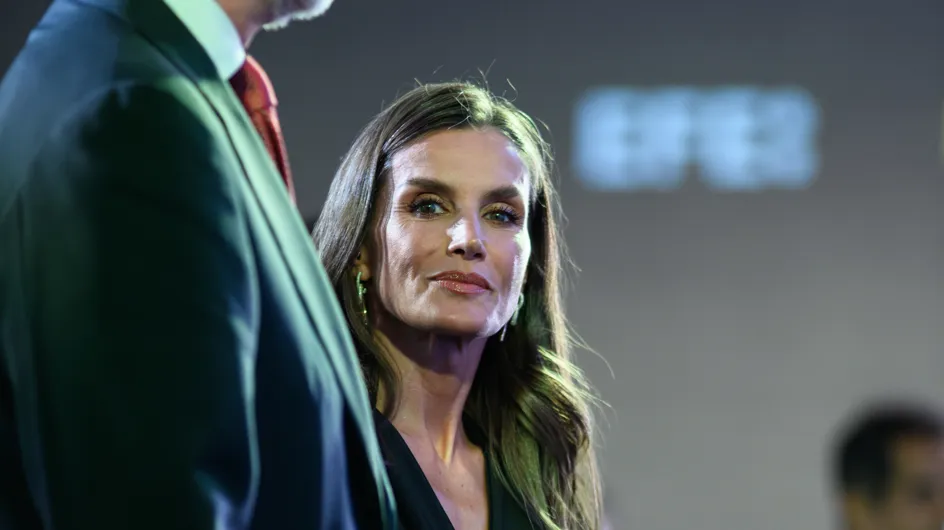 Letizia cambia sus clásicos Mary Jane negros por unos rojos en Montserrat: el toque de color en tendencia para verano