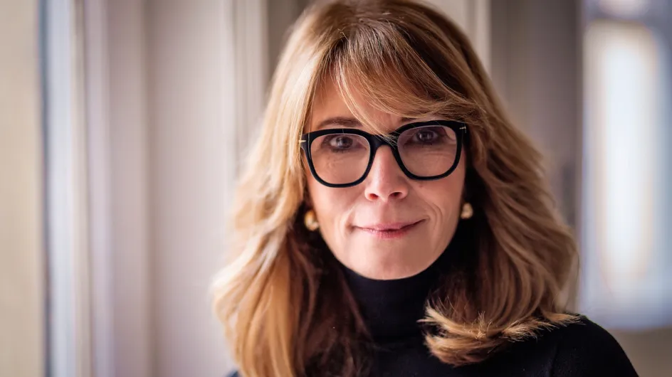 Parece rubio, pero no lo es: así es el color de pelo 'honey caramel' que está arrasando entre las mujeres de 60
