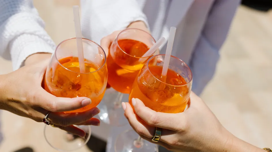 'Aperol Spritz nails': el tono de uñas, inspirado en el cóctel popular del verano, que está arrasando esta temporada